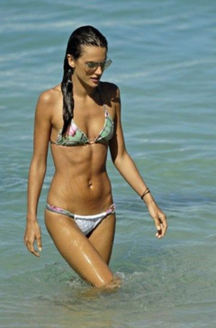 5. Alessandra Ambrosio – bikini, 2010