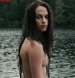 8. Alicia Vikander Naked – Kronjuvelerna, 2011