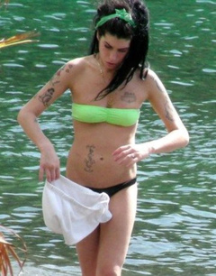 2. Amy Winehouse – green bikini, 2007