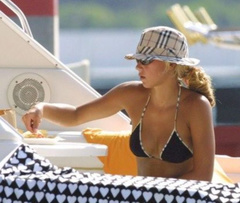 4. Anna Kournikova – black bikini, 2007