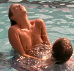 8. Anna Maria Rizzoli Naked – L'insegnante al mare con tutta la classe, 1980
