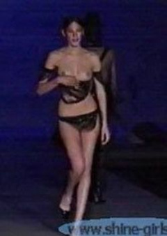1. Carolina Ardohain – catwalk oops, 2004