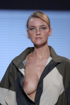 18. Caroline Trentini – catwalk oops, 2009