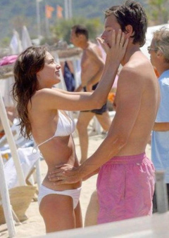 2. Claire Forlani – bikini at the beach, 2006