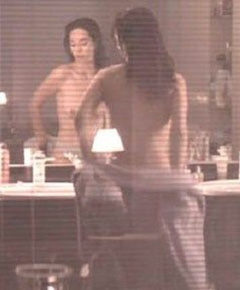 1. Cristina Brondo Naked – Entre las piernas, 1999