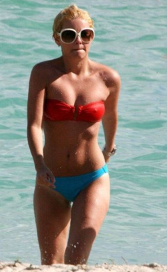 4. Elisha Cuthbert – bikini at the beach, 2008