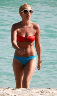 5. Elisha Cuthbert – bikini at the beach, 2008