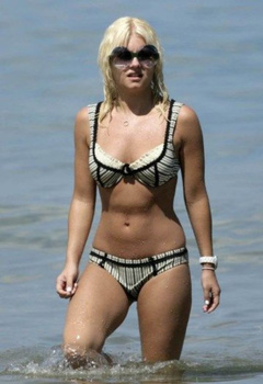 7. Elisha Cuthbert – bikini at the beach, 2008