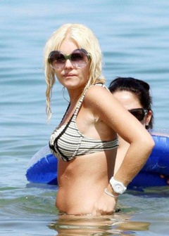 14. Elisha Cuthbert – bikini at the beach, 2008