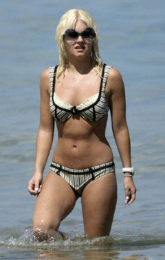 18. Elisha Cuthbert – bikini at the beach, 2008