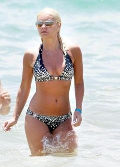 2. Elisha Cuthbert – bikini at the beach, 2008