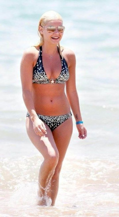 3. Elisha Cuthbert – bikini at the beach, 2008