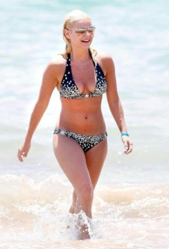 4. Elisha Cuthbert – bikini at the beach, 2008