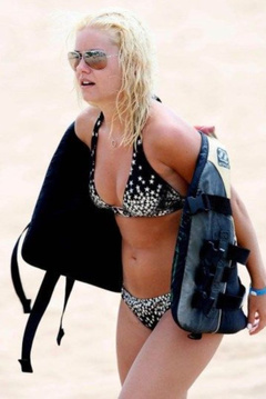 7. Elisha Cuthbert – bikini at the beach, 2008