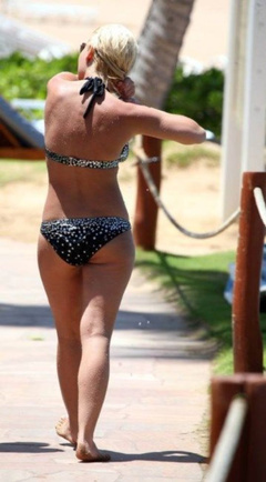 8. Elisha Cuthbert – bikini at the beach, 2008