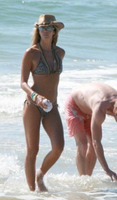 3. Elle Macpherson – bikini at the beach, 2007