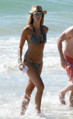 4. Elle Macpherson – bikini at the beach, 2007