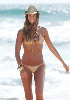 9. Elle Macpherson – bikini, 2009