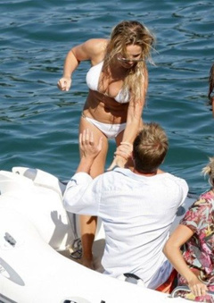 6. Geri Halliwell Sexy – white bikiki, 2009