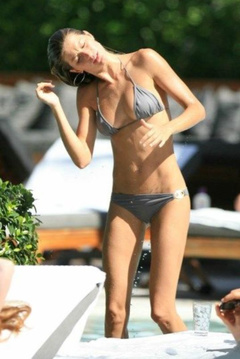 1. Gisele Bundchen – bikini by the pool, 2007