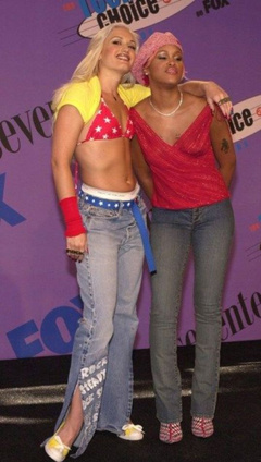 1. Gwen Stefani in Bra – Teen Choce Awards, 2001