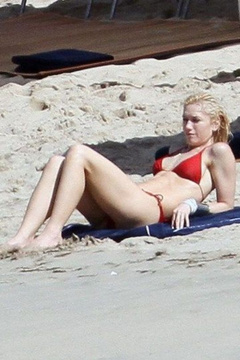 6. Gwen Stefani – red bikini, 2010