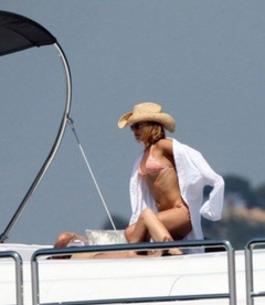 2. Hayden Panettiere – orange bikini, 2009