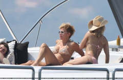 7. Hayden Panettiere – orange bikini, 2009