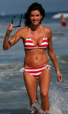 1. Janice Dickinson – bikini, 2008