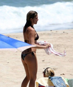 4. Jennifer Aniston – bikini at the beach, 2007
