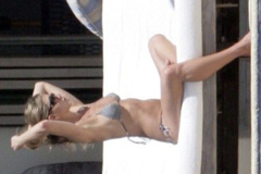 2. Jennifer Aniston – bikini, 2007