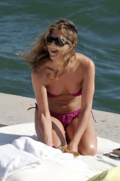 4. Jennifer Aniston – pink bikini, 2008