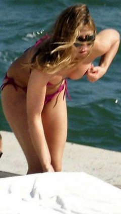 9. Jennifer Aniston – pink bikini, 2008