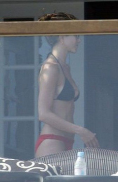 3. Jennifer Aniston – red black bikini, 2005