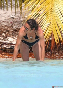 2. Jennifer Connelly – bikini, 2009