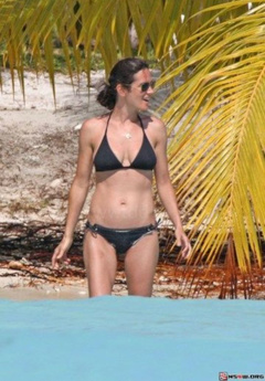 6. Jennifer Connelly – bikini, 2009