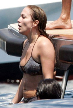 4. Jennifer Lopez – bikini, 2008