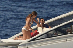 6. Jennifer Lopez – bikini, 2011