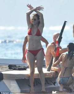 14. Jennifer Lopez – bikini, 2011