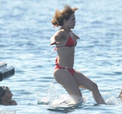 15. Jennifer Lopez – bikini, 2011