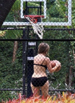 10. Jennifer Love Hewitt – bikini, 2009