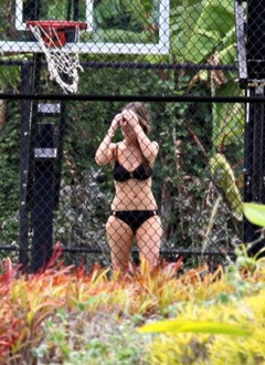 13. Jennifer Love Hewitt – bikini, 2009