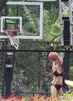 2. Jennifer Love Hewitt – bikini, 2009