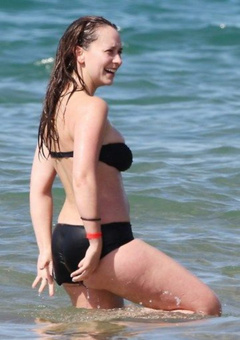 8. Jennifer Love Hewitt – black bikini, 2007