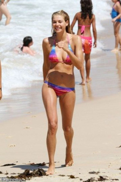 2. Jessica Hart – bikini, 2009