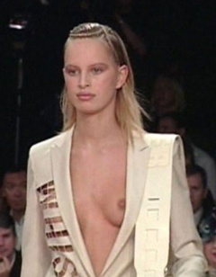 2. Karolina Kurkova – catwalk oops