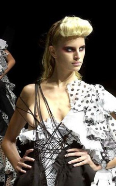 5. Karolina Kurkova – catwalk oops