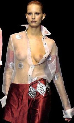 11. Karolina Kurkova – catwalk oops