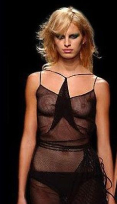 16. Karolina Kurkova – catwalk oops