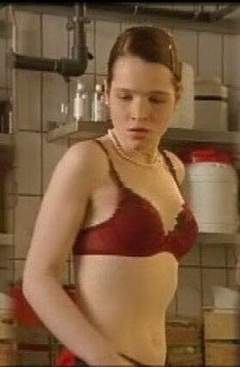 1. Karoline Herfurth Sexy – Prinzessin macht blau, 2004